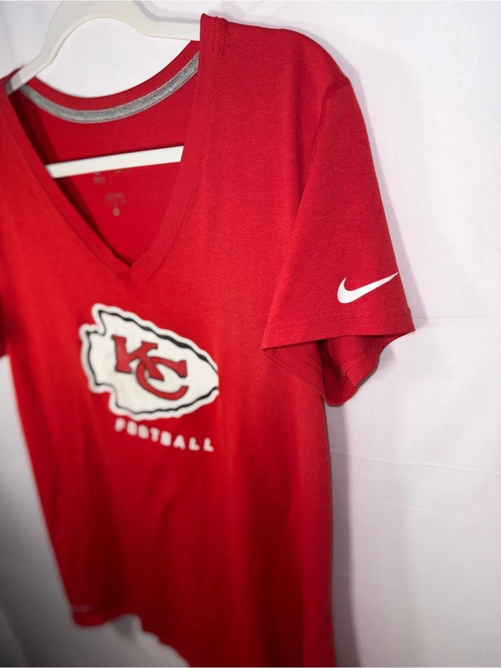 Nike Dri Fit NFL Red Kansas City Chiefs V-Neck Football Short Sleeve Shirt XL